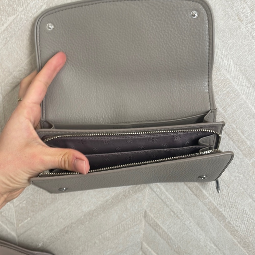 So pretty and soft leather wallet Tory Burch
